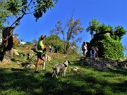 56 Al bel roccolo di Cassarielli sostiamo un momento in compagnia 